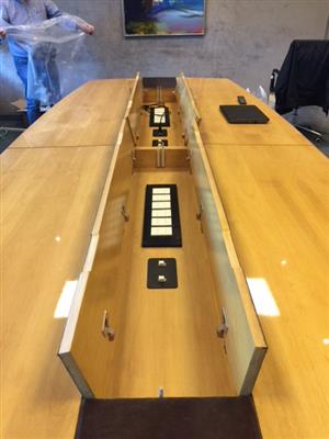 (AUDIO)  Grundfos de Argentina. Instalación de paneles de facilidades por medio de plates para mesas