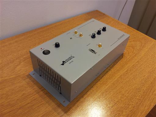 "Amplificador + plate de conexionado multimedia integrado en un mismo gabinete"
